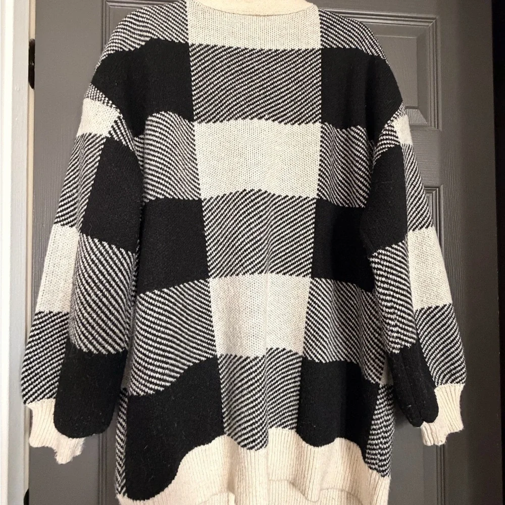 Elegant Black and Cream Checkered Women's Cardigan - Picture 3 of 3